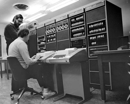 749px-ken_thompson_sitting_and_dennis_ritchie_at_pdp-11_2876612463_.jpg